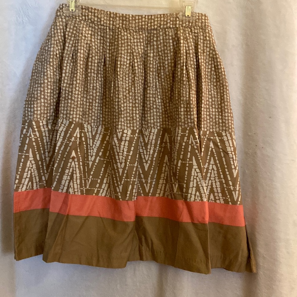 Patterned cotton skirt.